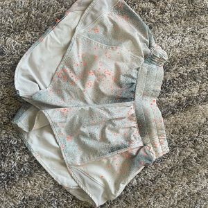 Lululemon hotty hot 2.5 in shorts